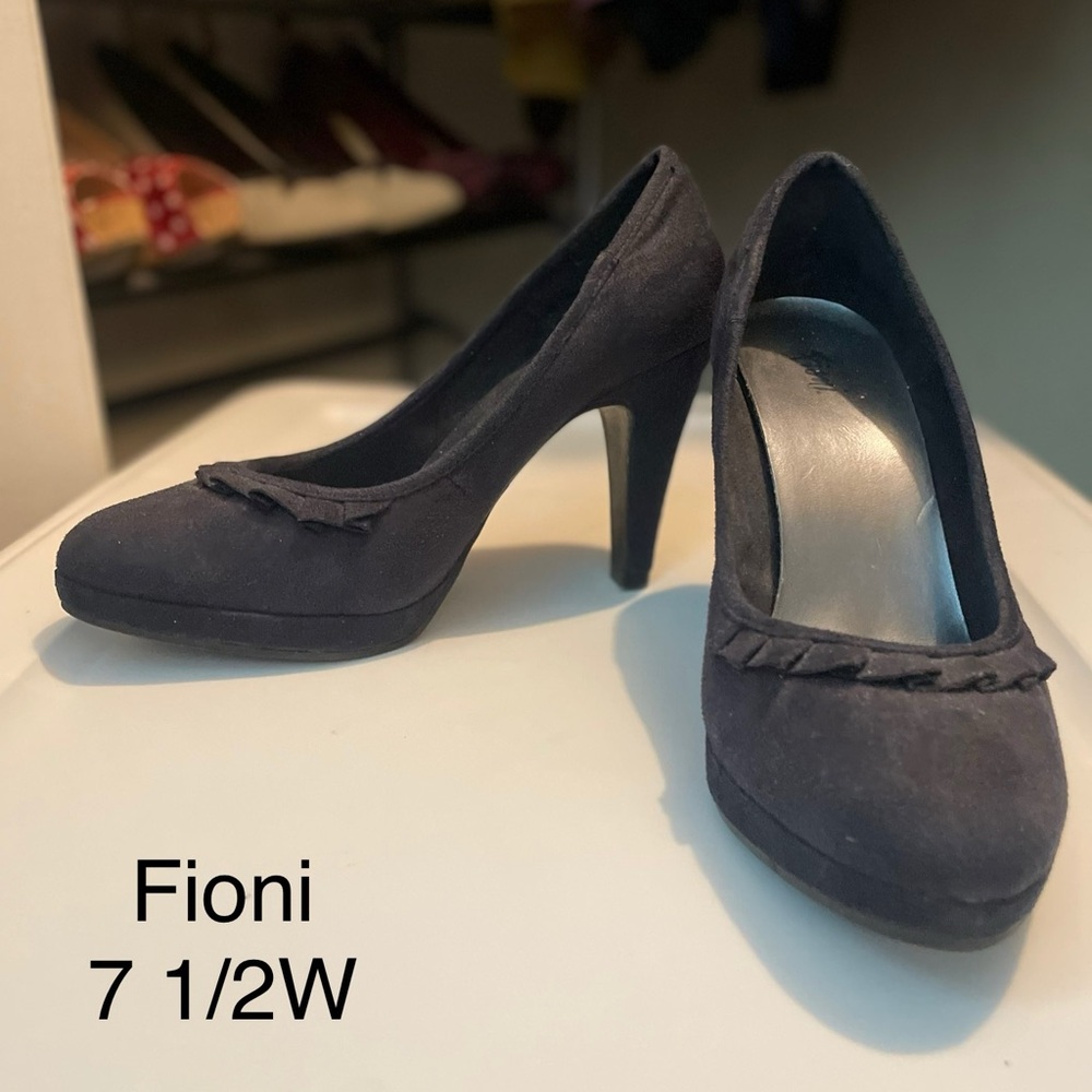 FIONI Clothing Women's Navy Blue Heels
